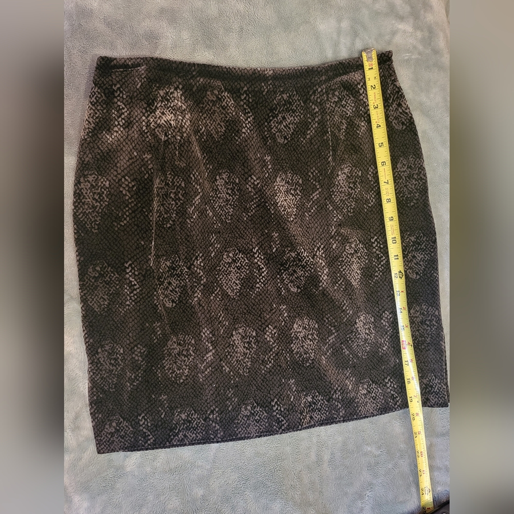 Velvet skirt black/gray snakeskin design, 19¾" length with 4" side slit, size L